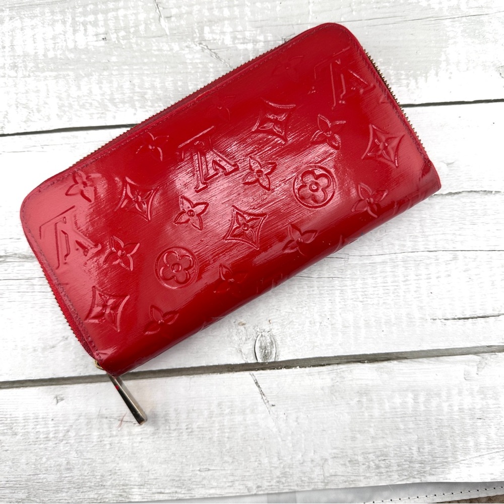 AUTHENTIC Louis Vuitton Vernis Zippy. Color:Red. - Picture 2 of 16